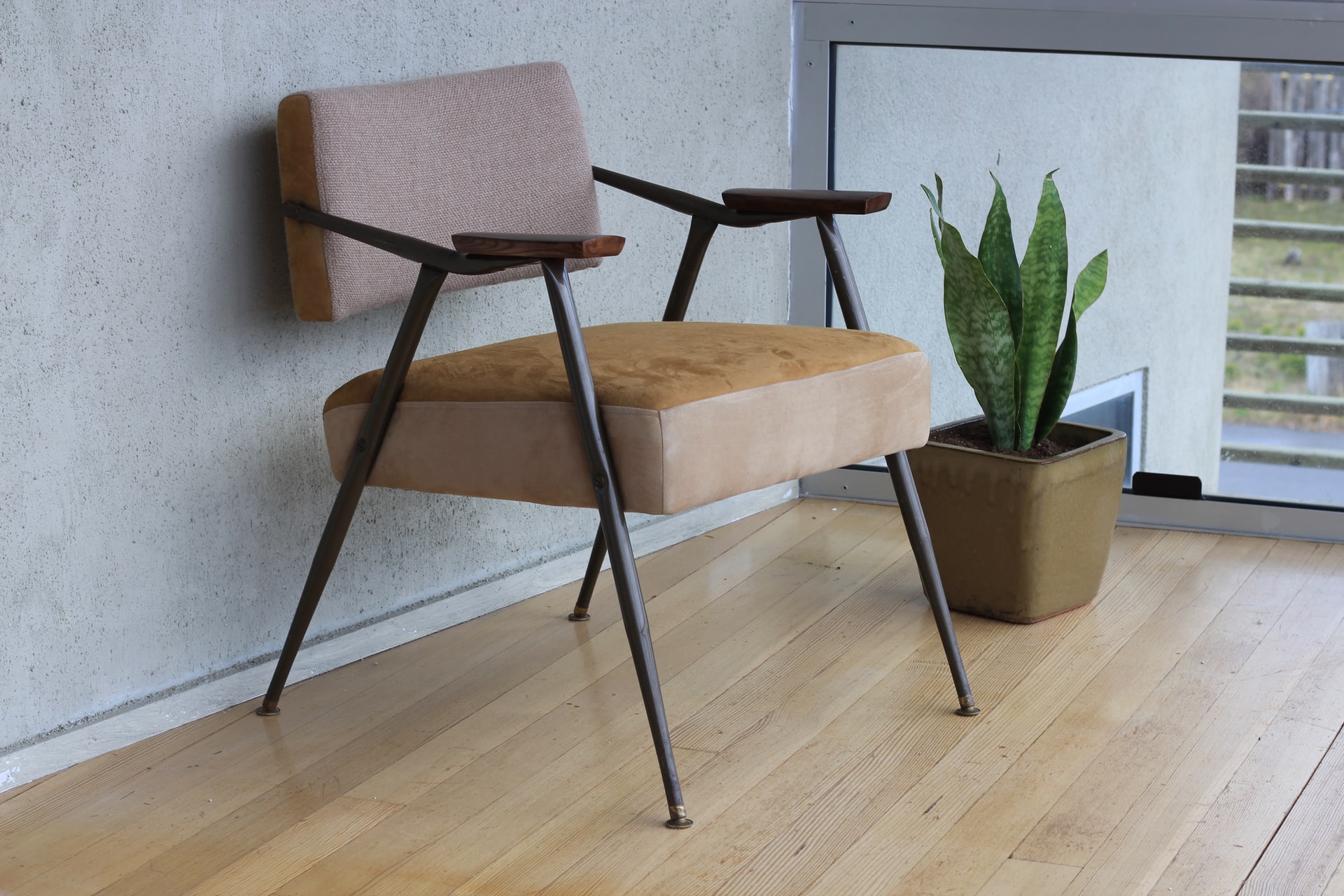 photo of chair on laminate wood flooring